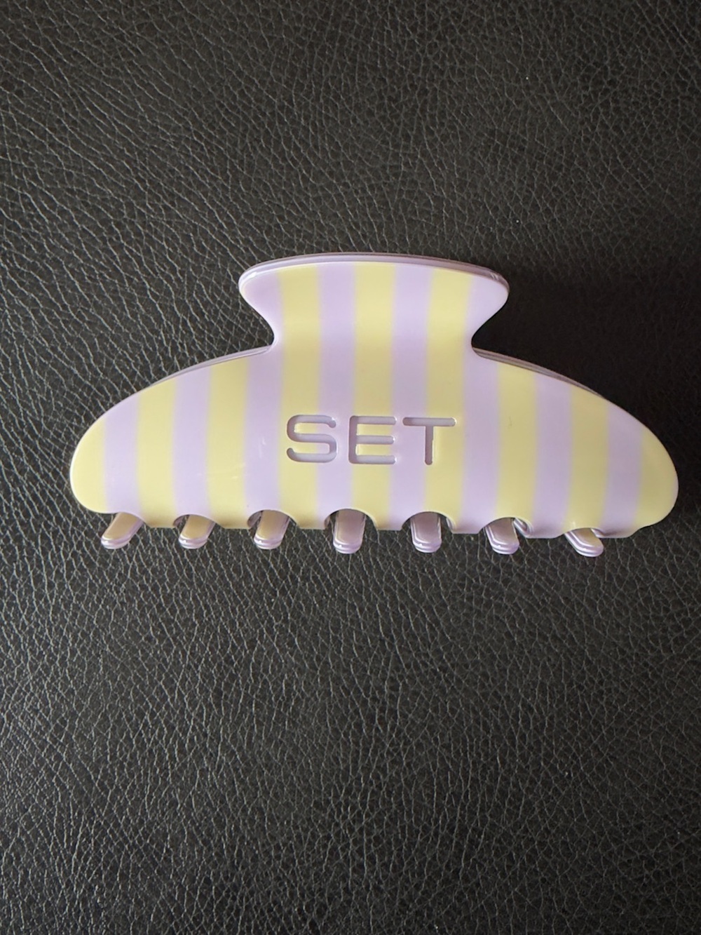 Set Active Claw Clip Buttercream